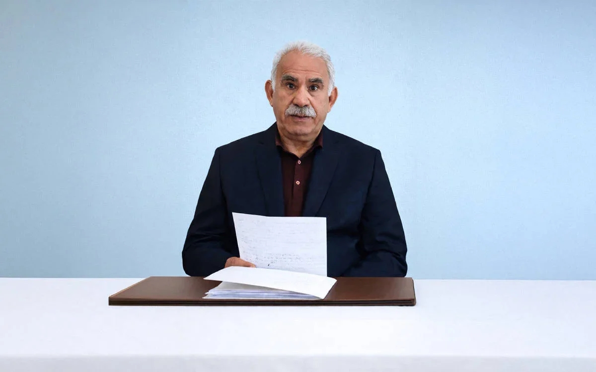 DEM Parti açıklamasında Öcalan’ın silah bırakma, demokratik siyasete geçiş, hukuki güvence ile Orta Doğu’daki gelişmelere dair doğrudan mesajları kamuoyuyla paylaşıldı. 