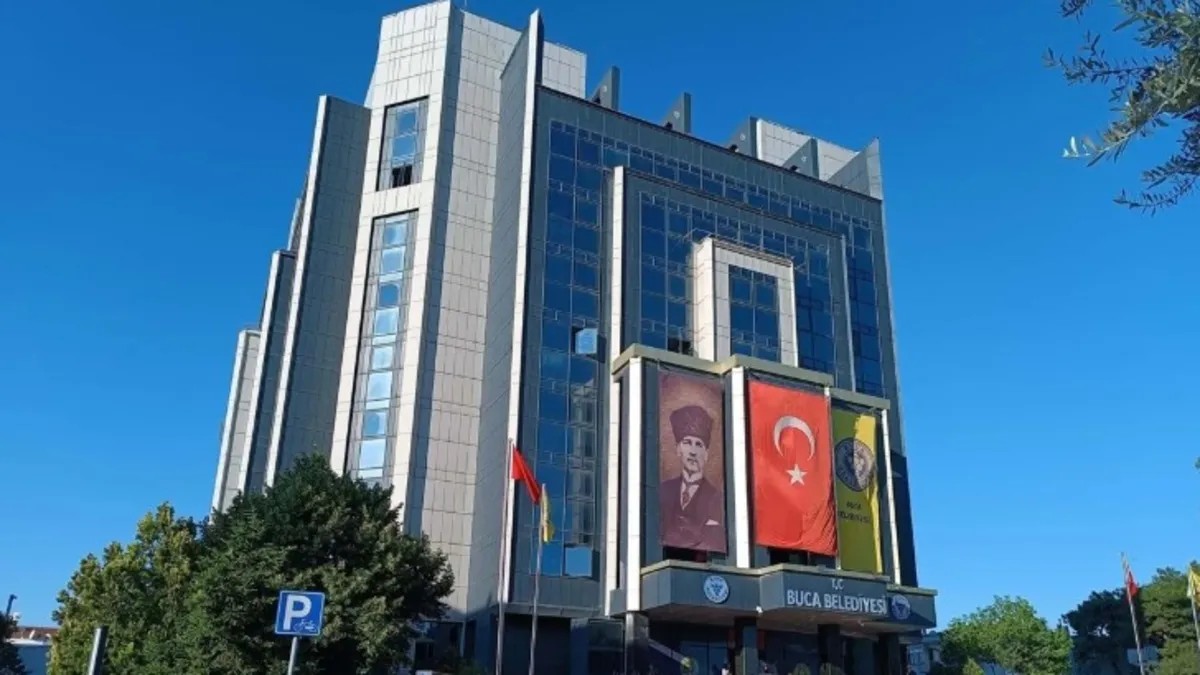 buca-belediyesinde-maas-krizi-isciler-7-aydir-maas-alamiyor-1789556941986.jpeg CHP'li Buca Belediyesinde 210 günlük maaş krizi! 80 işçi belediye önünde eylem yaptı-4