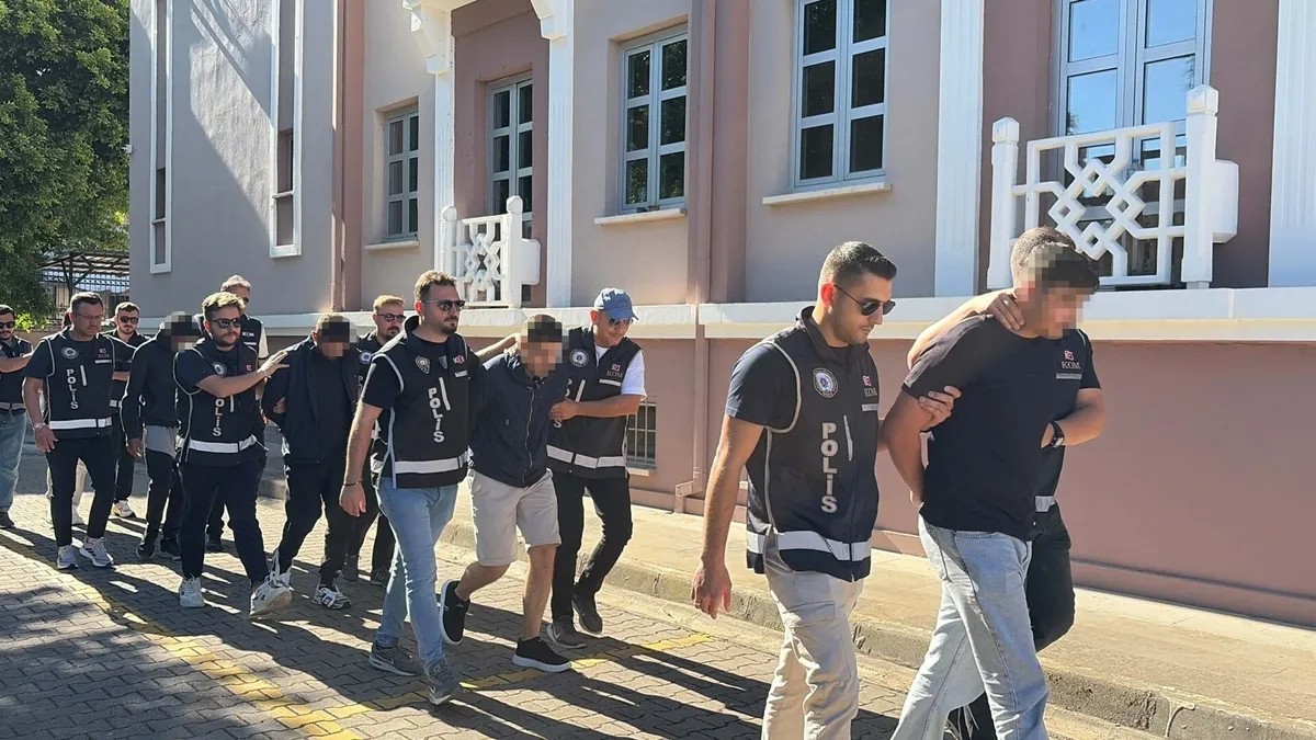 fethiye-belediye-baskani-alim-karacaya-silahli-saldirida-hesap-vakti-1789645856415.jpeg Fethiye Belediye Başkanı Karaca’ya silahlı saldırı soruşturmasında yeni gelişme: 3 şüpheli adliyede-3