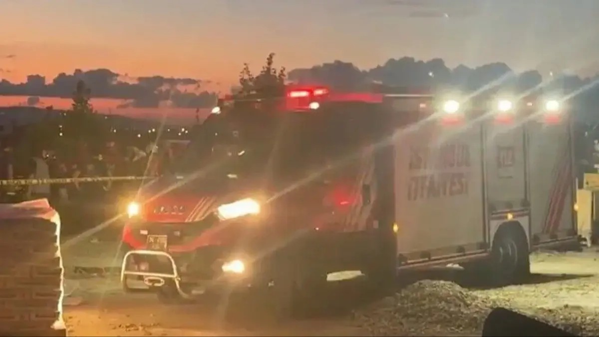 Büyükçekmece'de toprak kayması: 2 işçi toprak altında-2
