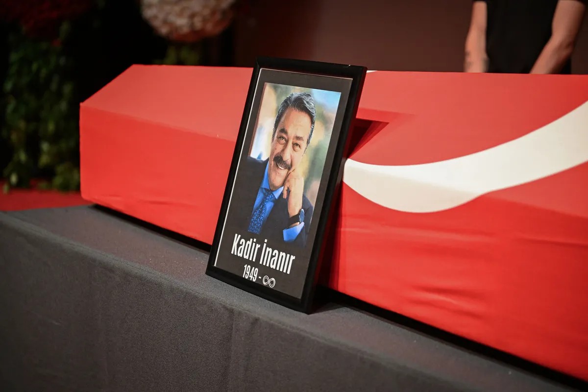 Kadir İnanır’ın 2022 yılında hazırladığı vasiyetnamesinde tüm maddi ve manevi haklarını hayat arkadaşı Jülide Kural’a bıraktığı belirtildi. (Fotoğraflar: Takvim Foto Arşivi)