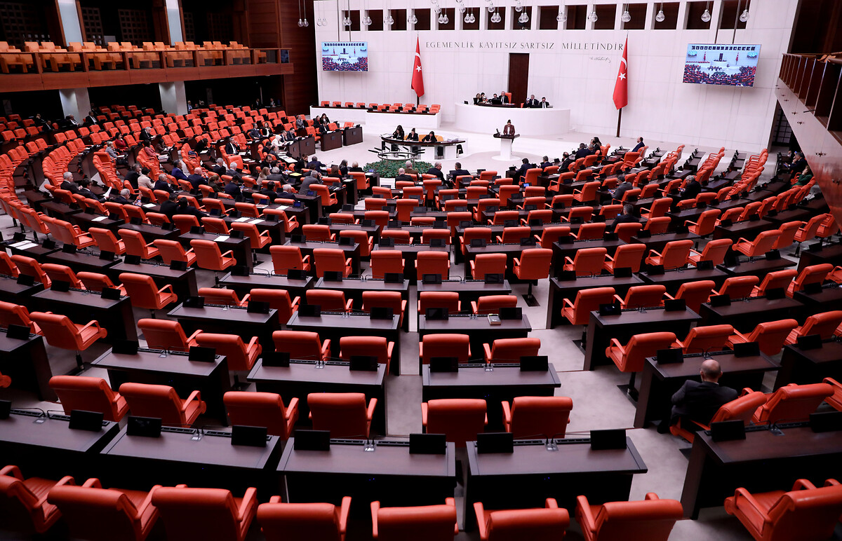 Son gelişmeleri aktaran CHP İletişim Koordinatörü Ali Haydar Fırat, Yeni Parti’den CHP’ye geçmek isteyen milletvekili sayısının daha önce belirtilen 6 ismin üzerine çıkacağını söyledi.