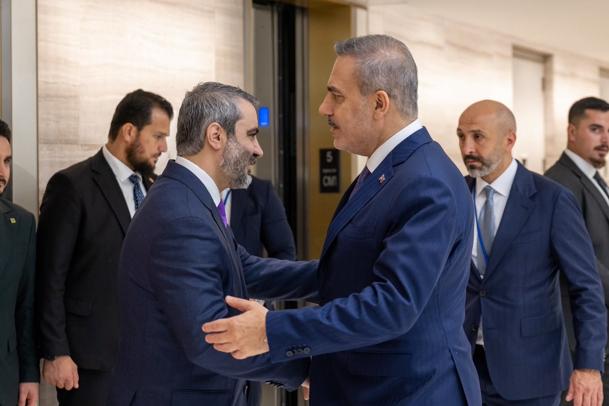 Dışişleri Bakanı Hakan Fidan, Birleşmiş Milletler 81'inci Genel Kurulu kapsamında bulunduğu New York kentinde Suriye ve Suudi Arabistan dışişleri bakanlarını bir araya geldi.