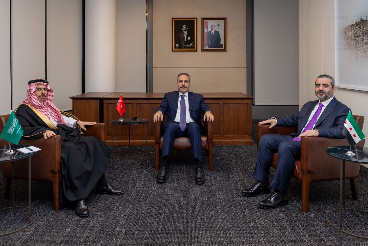 Suriye Dışişleri Bakanı Hasan Esad Şeybani, Suudi Arabistan Dışişleri Bakanı Faysal bin Ferhan Al Suud'un katıldığı zirvede, bölgesel zorluklara karşı ortak hareket etme, ticari ilişkileri derinleştirme kararlılığı öne çıktı. 