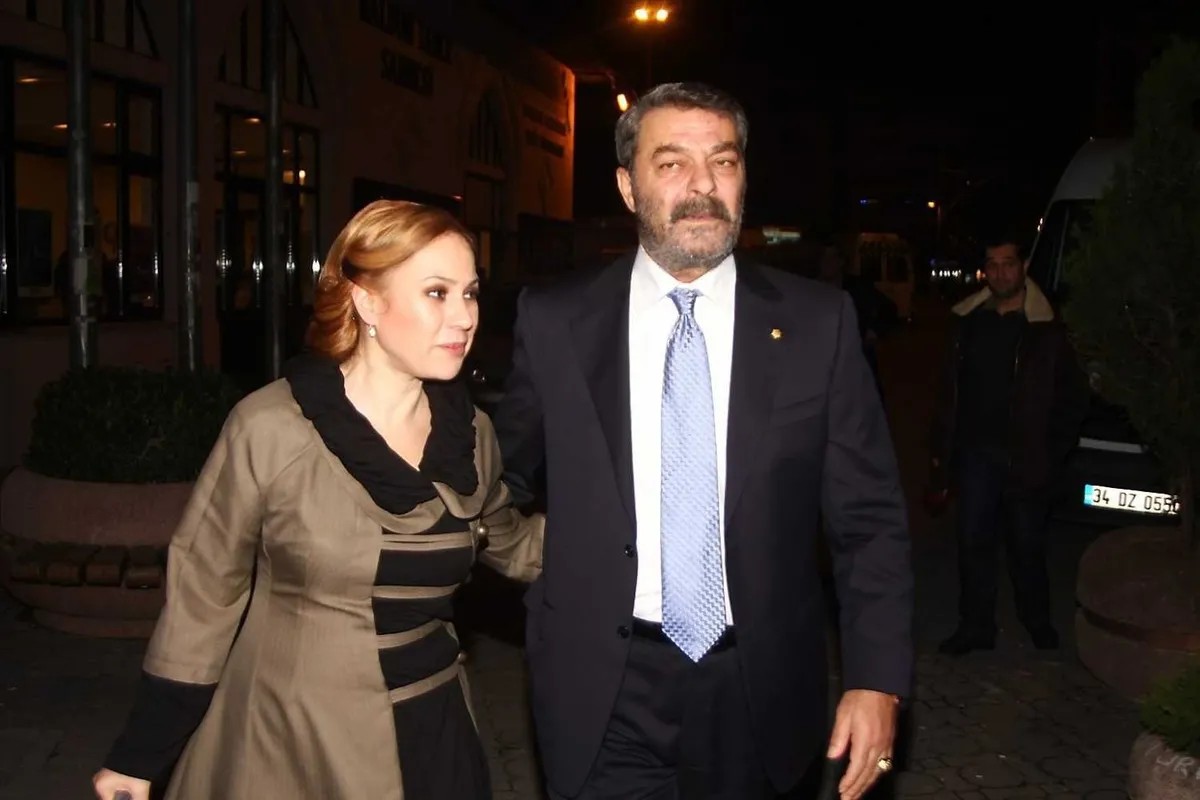 Kadir İnanır’ın 2022 tarihli vasiyetnamesinde maddi ve manevi hakları ile teliflerini Jülide Kural’a bıraktığı belirtildi.