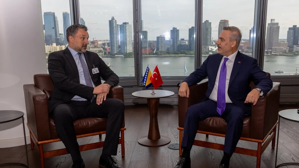 Dışişleri Bakanı Hakan Fidan, Birleşmiş Milletler (BM) 81. Genel Kurulu kapsamında bulunduğu New York'ta, Bosna-Hersek Dışişleri Bakanı Elmedin Konakoviç ile bir araya geldi. (Fotoğraflar: AA)