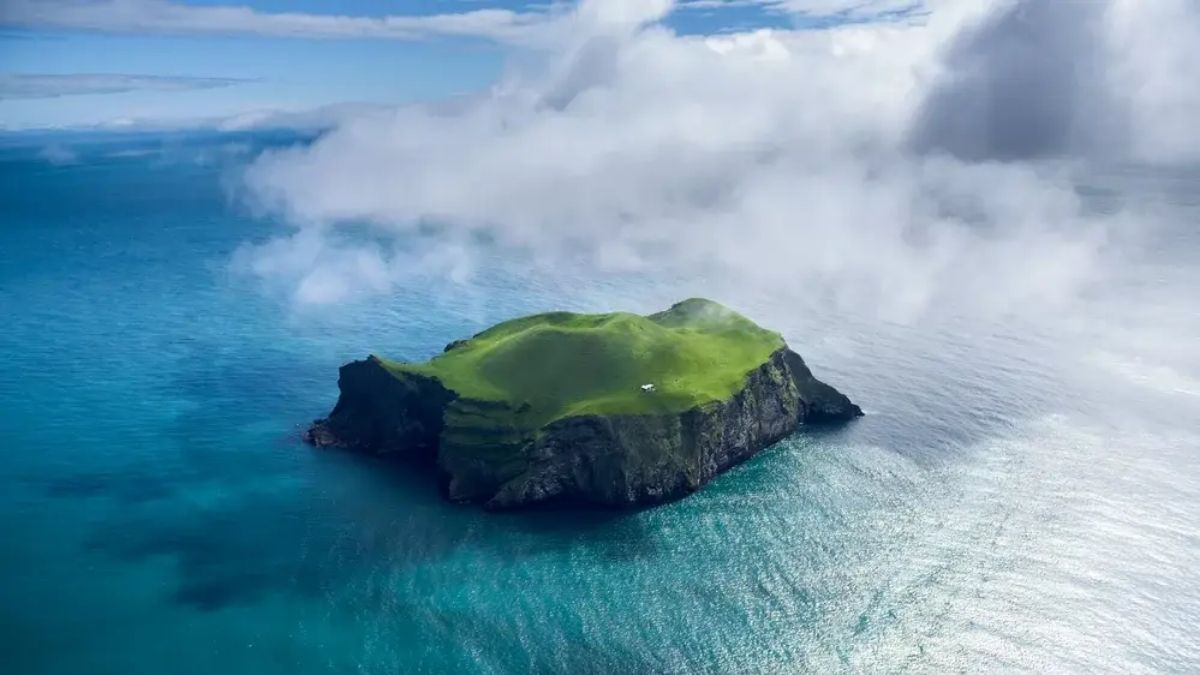 Adadaki beyaz kulübe, sanıldığı gibi özel bir konut değil, avcı kulübesi. (Foto: Unusual Places)