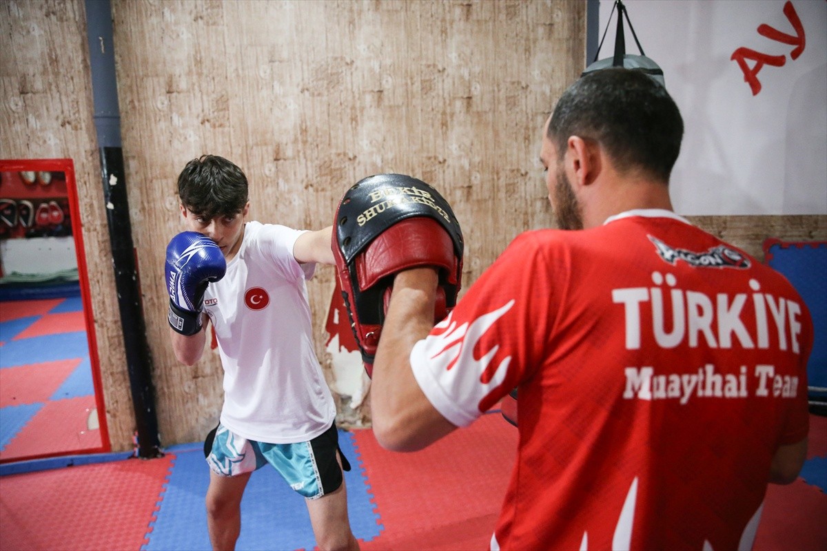 Yiğit Şişman, Gençler Dünya Kick Boks Şampiyonası’nda 57 kiloda dünya şampiyonu oldu. (Fotoğraflar: AA'dan alınmıştır.)