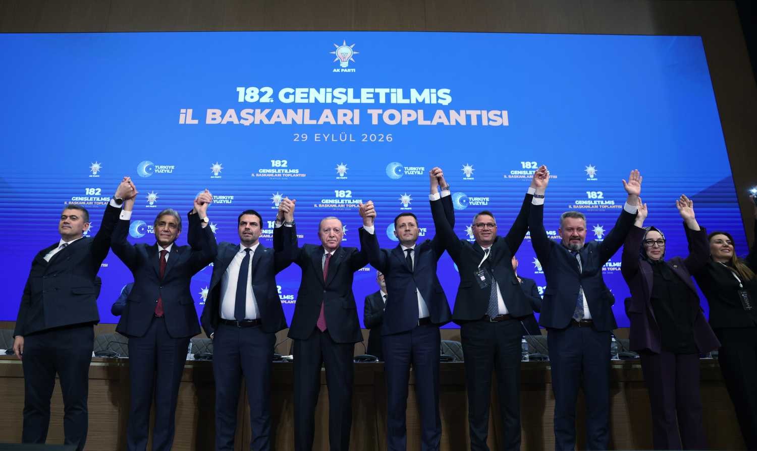 AK Parti’ye katılan belediye başkanlarına rozetlerini takan Başkan Erdoğan, törenin ardından başkanlarla el ele poz verdi. (Fotoğraflar: Takvim Foto Arşivi ve AA)