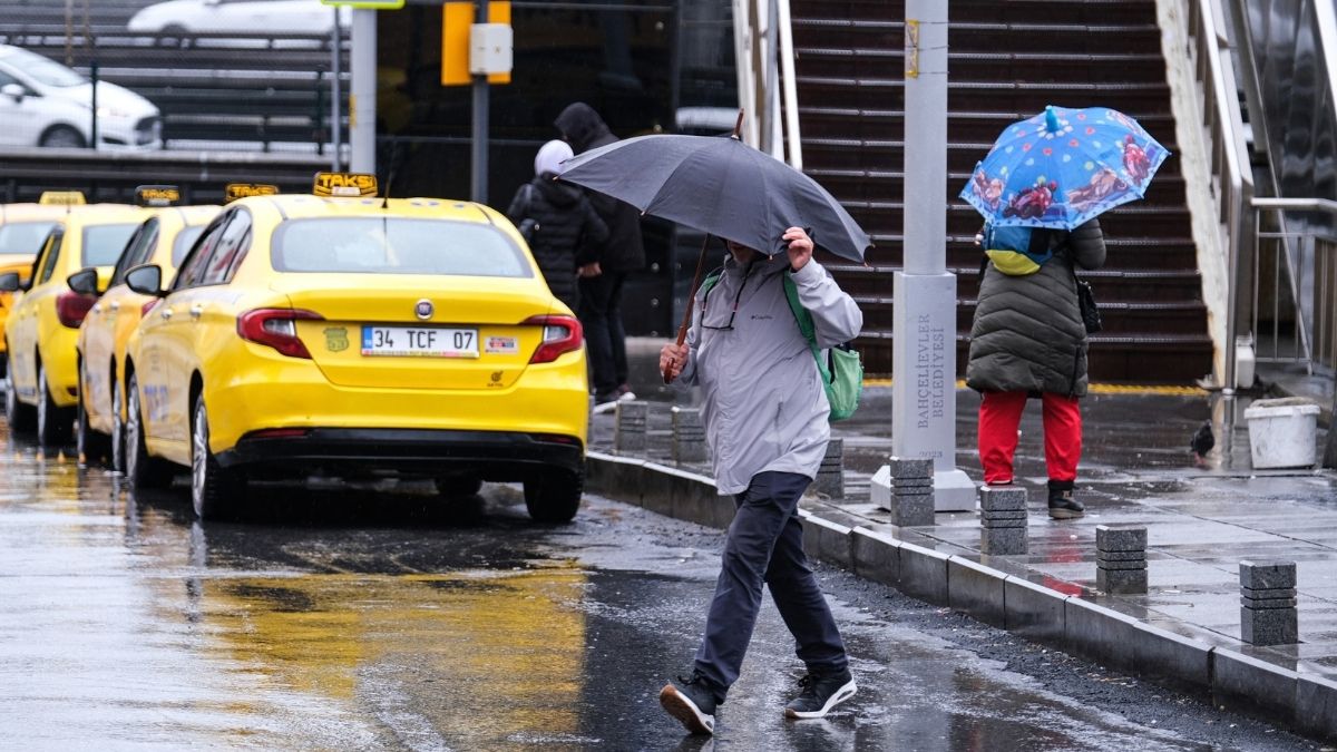 Yağışların bazı bölgelerde ulaşımda aksamalara yol açabileceği belirtiliyor. (Foto: Takvim foto arşivi)