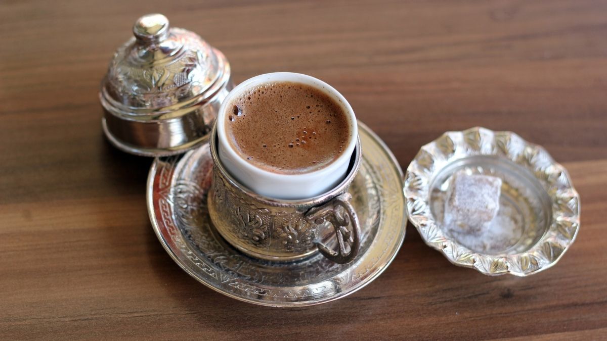 Cezvede hazırlanan Türk kahvesi, telvesi fincanın dibinde kalan kendine özgü pişirme yöntemiyle öne çıkıyor. (Foto: Takvim foto arşivi)