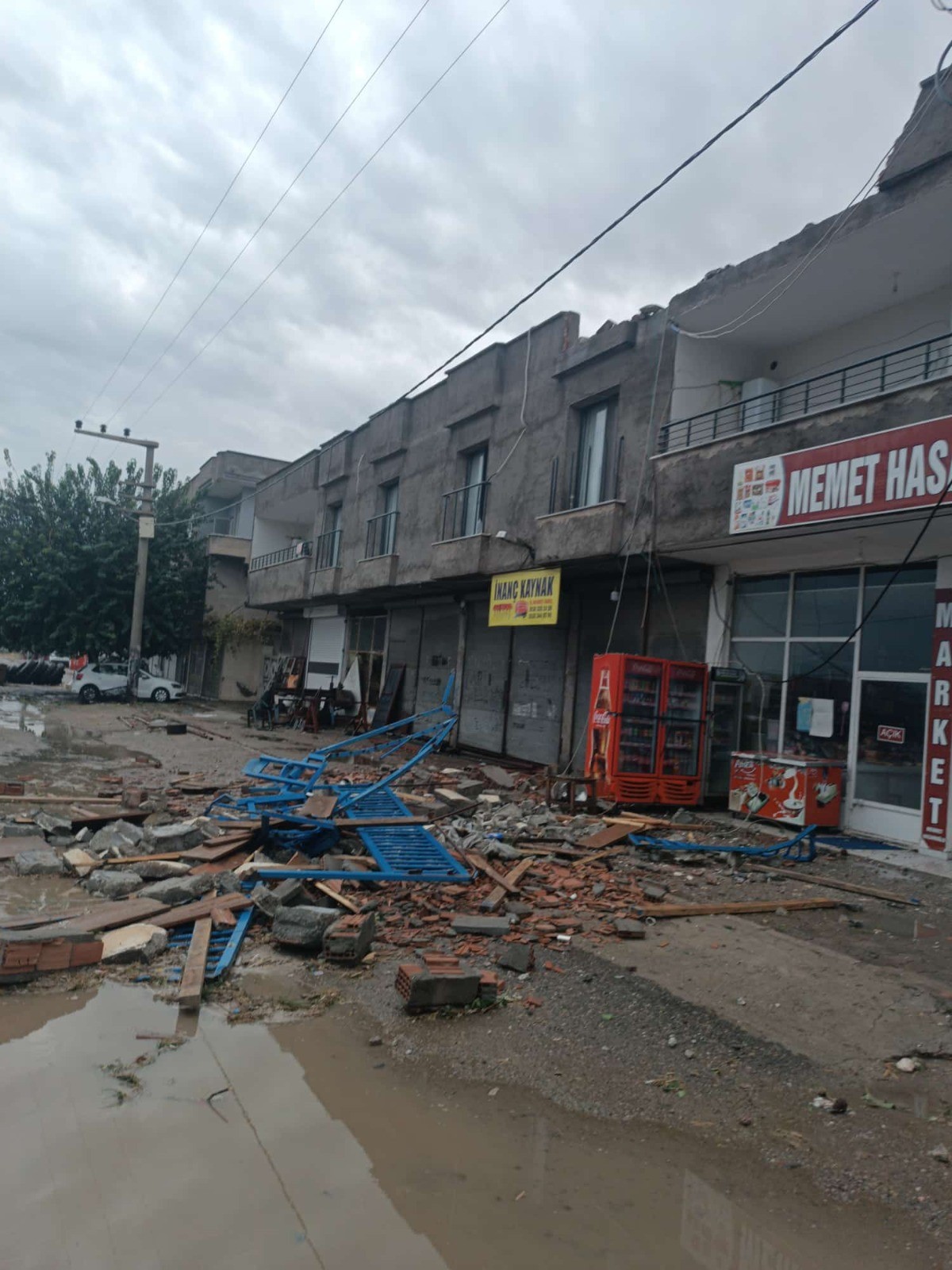 Bismil'de sağanak yağışın ardından bazı evlerin çatıları uçtu. (Foto: İHA)