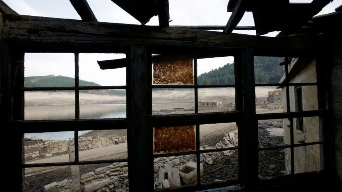 Su seviyesinin belirgin şekilde düşmesiyle köydeki evler, yollar ve diğer yapı kalıntıları yeniden görünür hale geliyor. (Foto: Reuters)