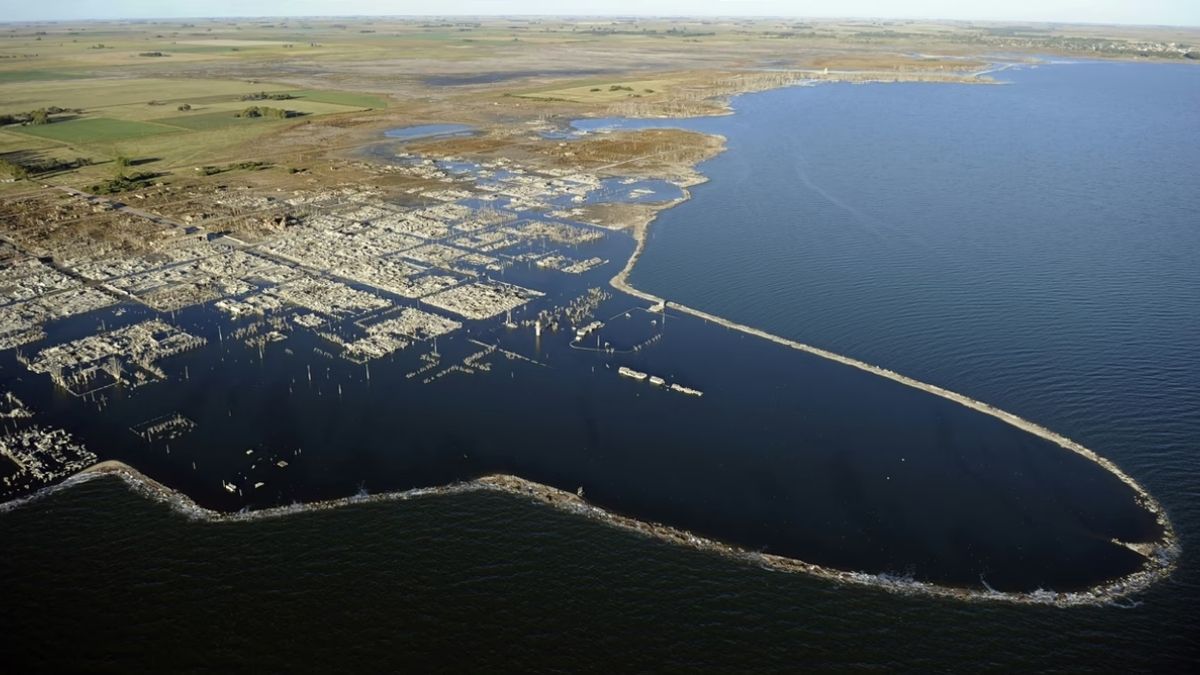 Kasabanın son sakinlerinden Pablo Novak, suların çekilmesinin ardından harabeye dönen Villa Epecuen’de uzun yıllar yaşamını sürdürdü. (Foto: The Atlantic)
