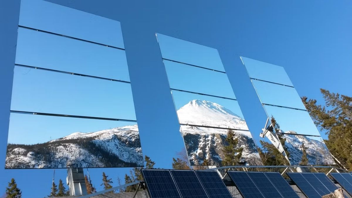 Kasabanın 450 metre yukarısına yerleştirilen 51 metrekarelik bilgisayar kontrollü dev aynalar (heliostatlar), güneşi izleyerek ışığı 600 metrekarelik bir odak noktasıyla doğrudan kasaba meydanına yansıtıyor. (Foto: Visit Norway)
