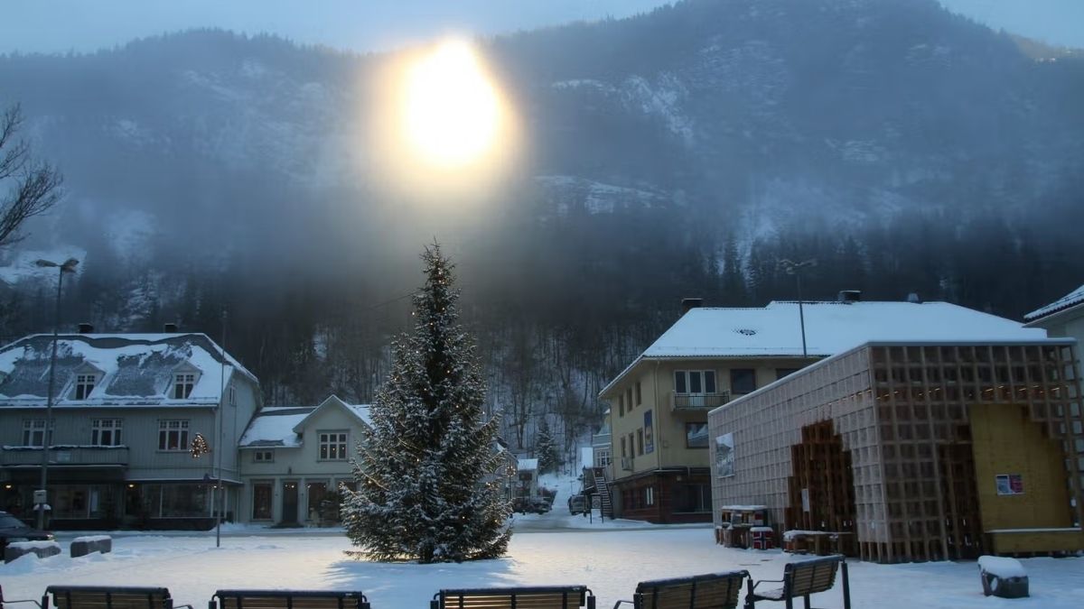 Norveç’in Rjukan kasabası, çevresindeki yüksek dağlar nedeniyle yaklaşık 6 ay boyunca doğrudan güneş ışığı alamıyor. (Foto: Visit Norway)