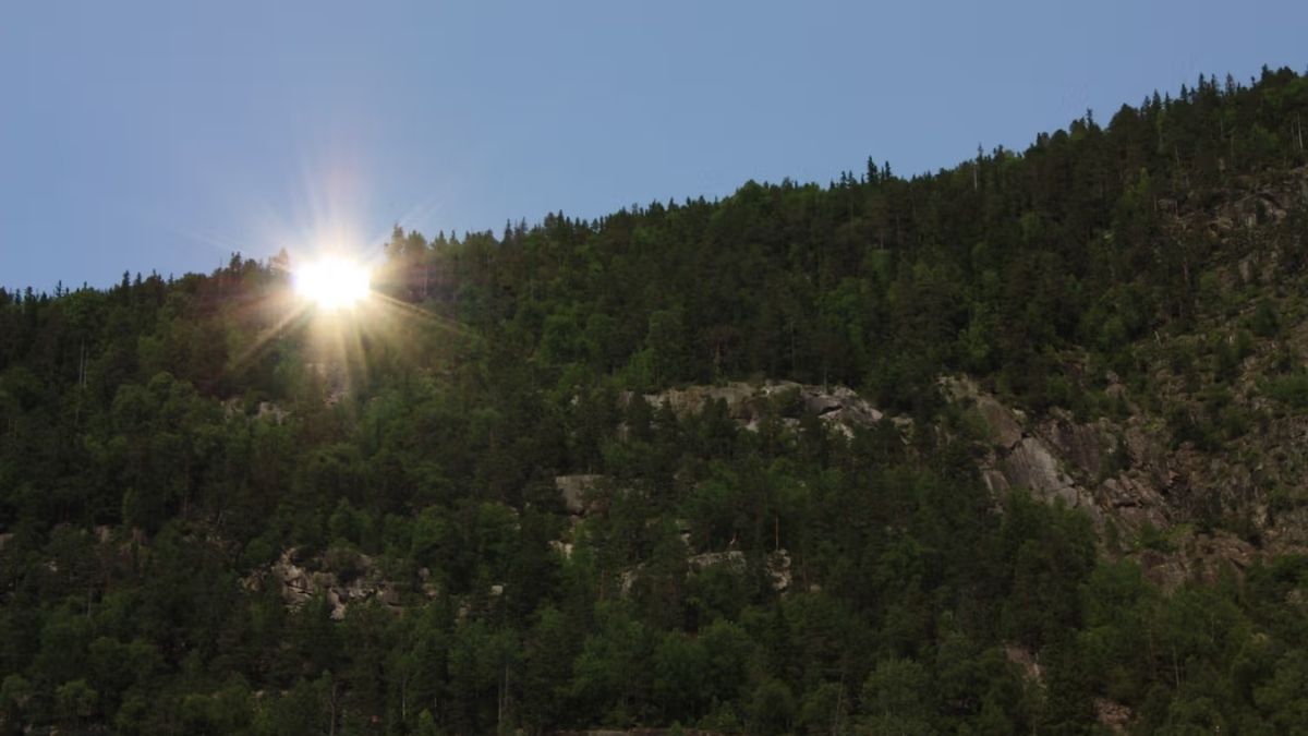 Dev aynalar, Rjukan’a güneş ışığı taşıyarak hem sosyal yaşamı canlandırdı hem de kasabayı turizm merkezi yaptı. (Foto: Visit Norway)