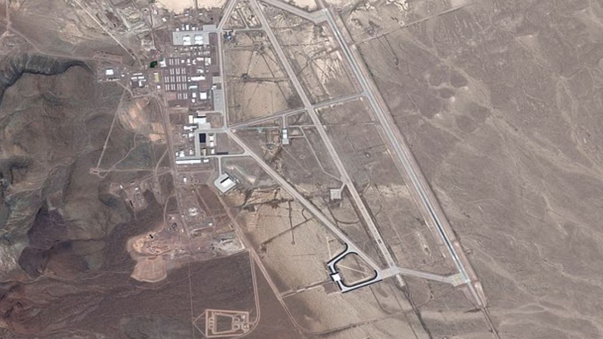 Area 51, kamuoyunda UFO ve uzaylı söylentileriyle tanınsa da, tesisin bilinen temel işlevlerinden biri gelişmiş askeri uçakların ve teknolojilerin test edilmesidir. (Foto: Daily Mail)