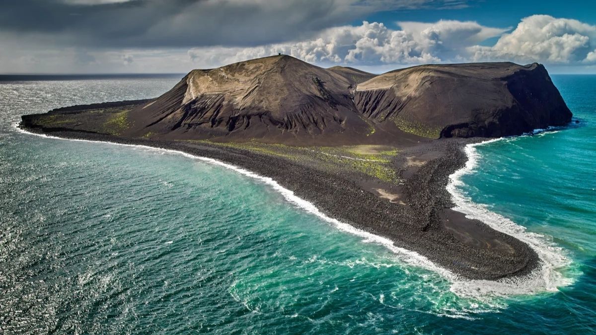 Surtsey, 1963-1967 yılları arasında gerçekleşen volkanik faaliyetler sonucunda oluşmuş ve doğal süreçlerin gözlemlendiği önemli bir bilimsel araştırma alanına dönüşmüştür. (Foto: The Guardian)