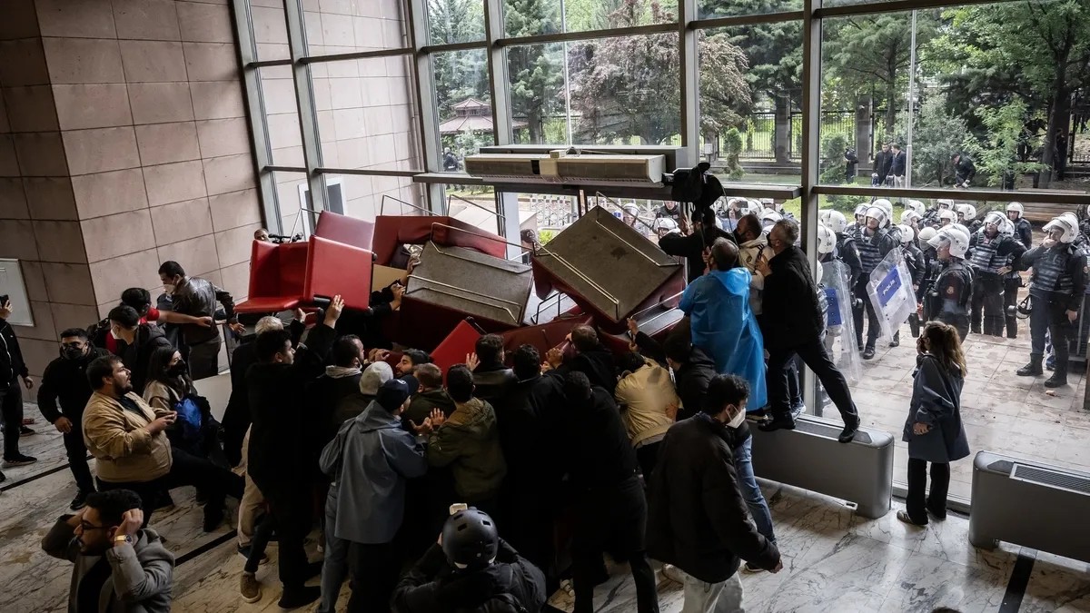 Özel ekibinin banka şifrelerini gizlemesi, karar defterlerini kaçırması binaları tahrip etmesi sonucu partinin uğradığı zarar 500 milyon lirayı geçti.