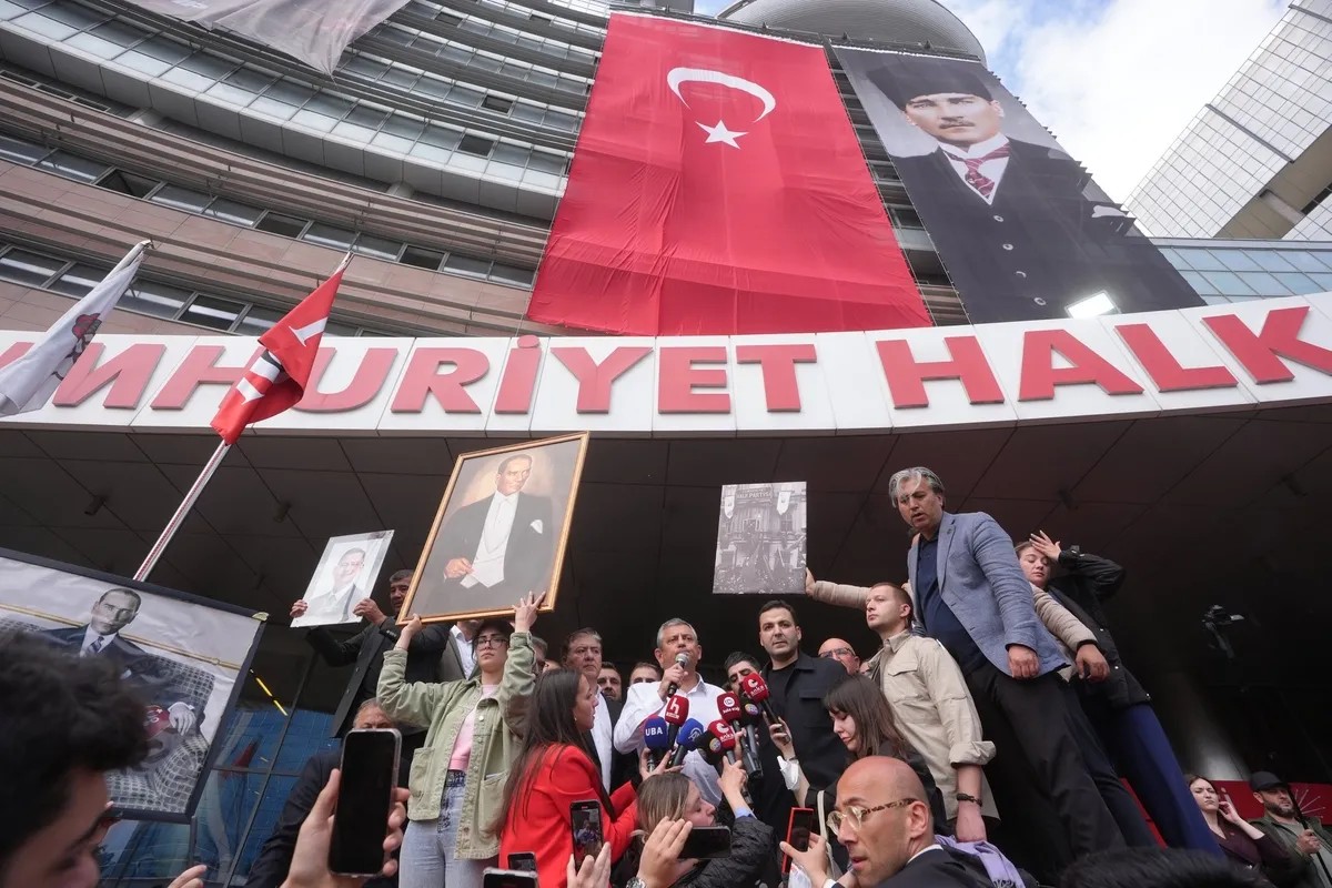 Genel merkez taşra teşkilatlarında binaları terk etmemek için direnen Özel ekibi, arkasında 500 milyon liradan fazla borç tahrip edilmiş binalar bıraktı. 