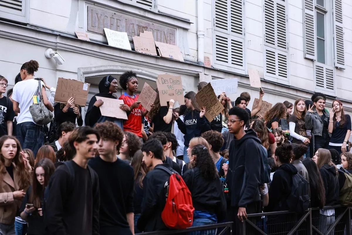 1791354989452.jpeg Fransa'da devam eden lise eylemleri üç haftadır devam ediyor. (Foto: AFP)