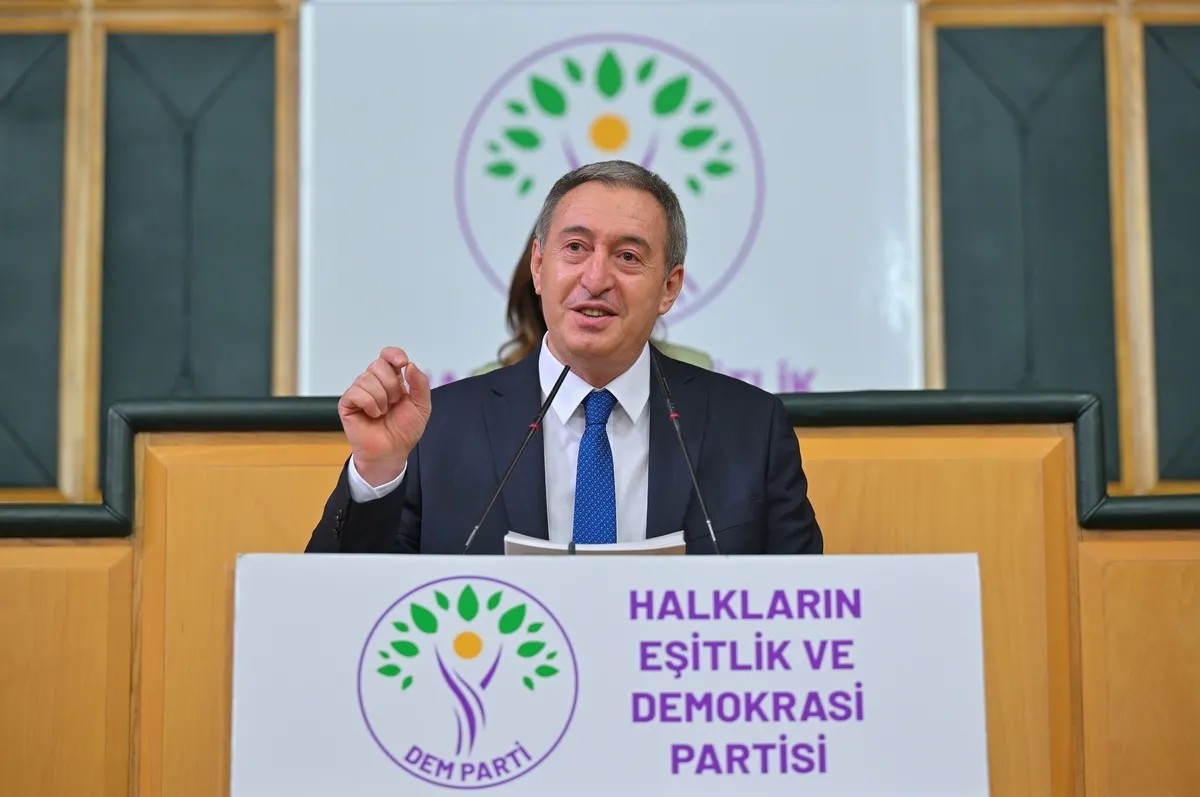 gundem-pkknin-silah-birakmasi-ak-parti-ile-dem-parti-imrali-heyeti-bir-araya-geldi-1791467328571.jpeg DEM Parti Eş Genel Başkanı Tuncer Bakırhan 27 Kasım'ı işaret etti (Foto: AA)