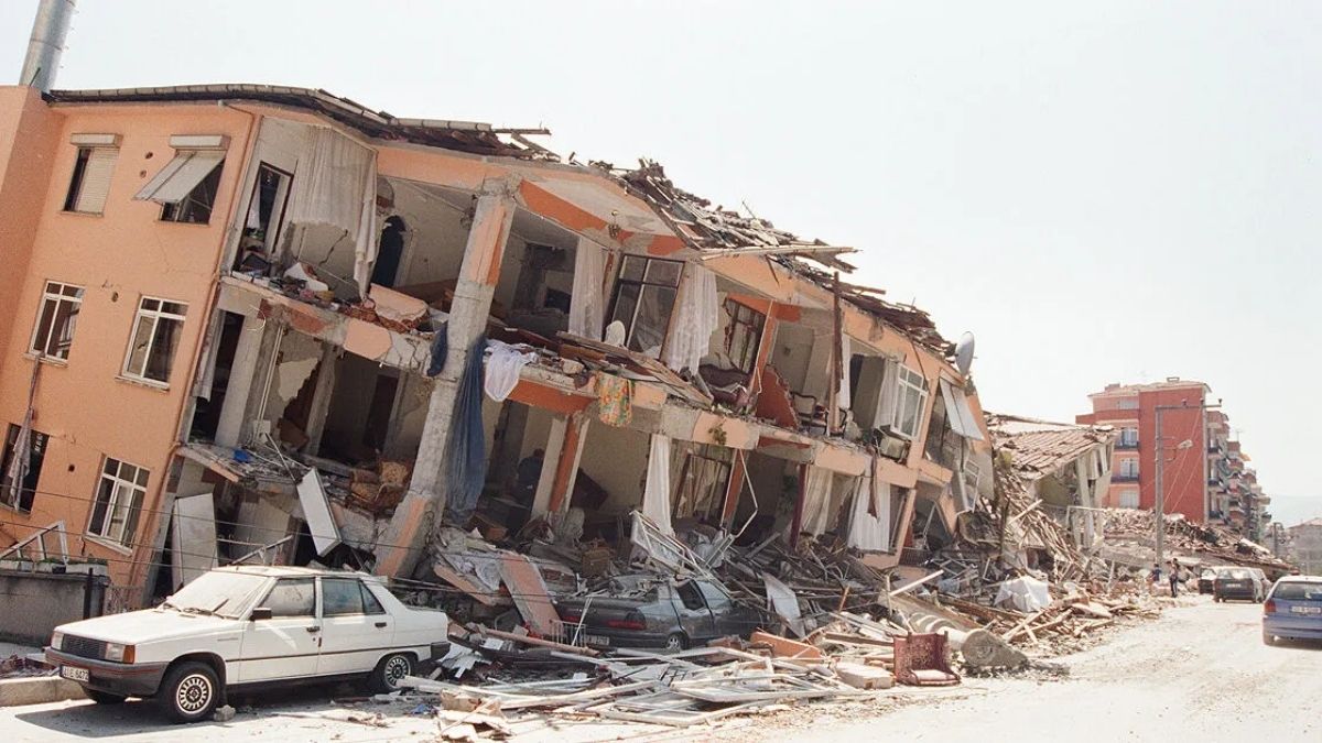 12 Kasım 1999'da meydana gelen Mw 7.2 büyüklüğündeki Düzce Depremi, İstanbul ve çevresinde büyük paniğe neden olan yıkıcı bir sarsıntıydı. (Foto: AA)