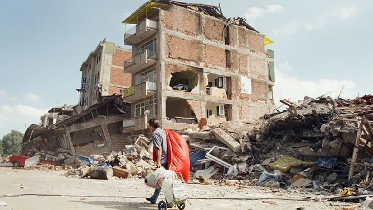 17 Ağustos 1999'da meydana gelen Mw 7.4 büyüklüğündeki Gölcük Depremi, İstanbul başta olmak üzere Marmara Bölgesi'nde büyük yıkım ve can kaybına yol açtı. (Foto: AA)