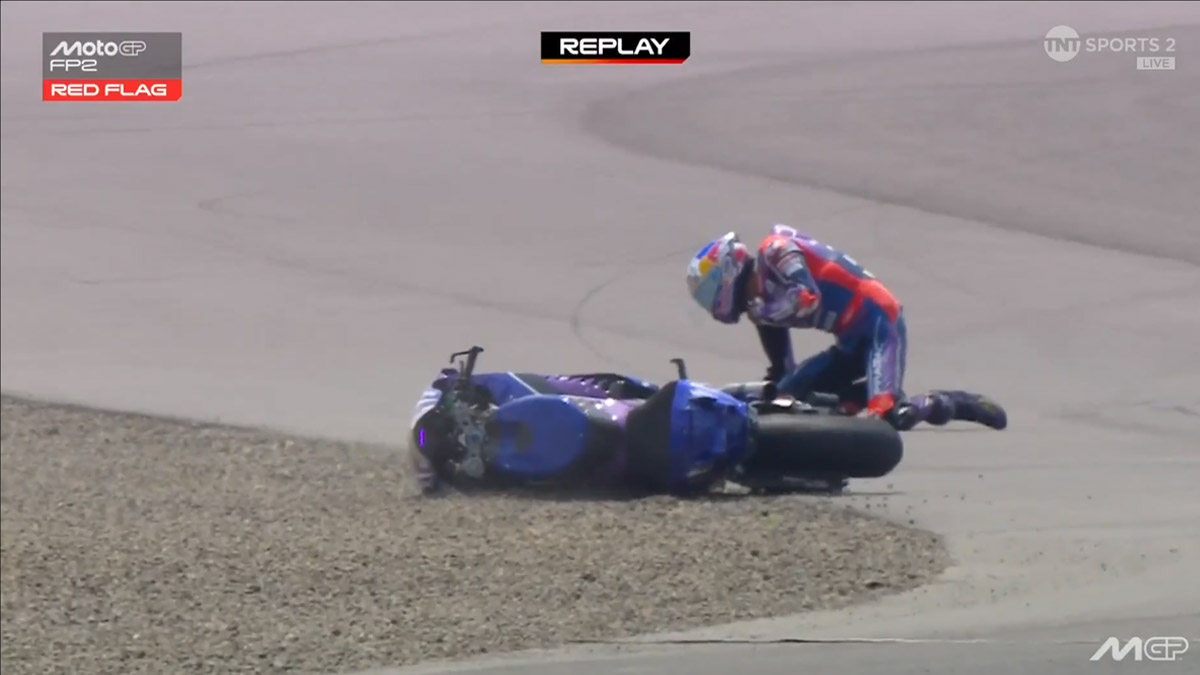 Toprak Razgatlıoğlu sprint yarışında motorundan düştü. (Fotoğraf: Takvim Foto Arşivi)