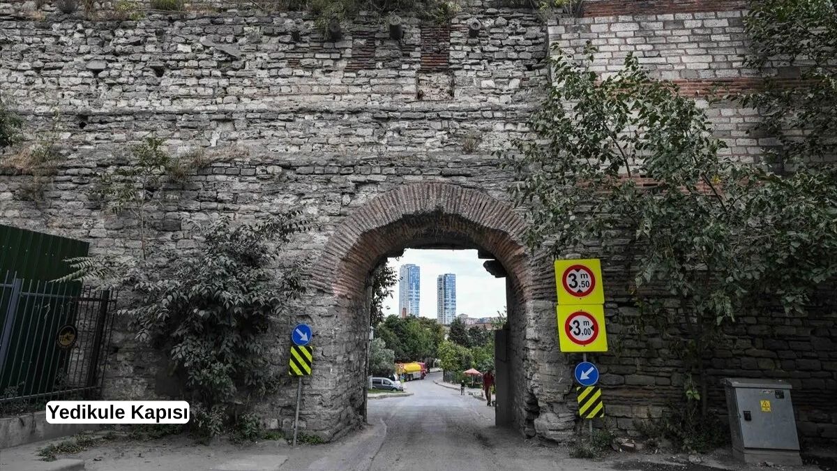 Yedikule Kapısı, İstanbul’un tarihi surları ve Yedikule Hisarı’yla kentin savunma geçmişini günümüze taşıyan önemli geçitlerden biri olarak öne çıkıyor. (Foto: AA)