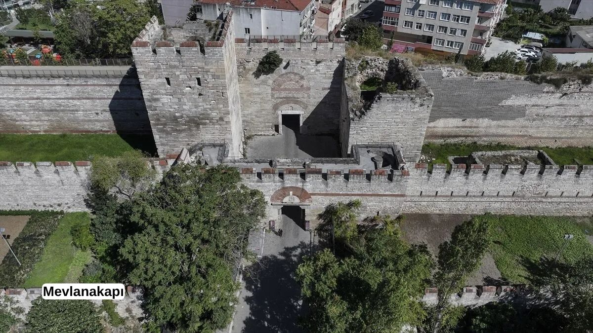 Mevlanakapı, İstanbul’un tarihi kara surları üzerindeki konumuyla kentin yüzyıllara uzanan savunma geçmişini ve kültürel mirasını günümüze taşıyor. (Foto: AA)