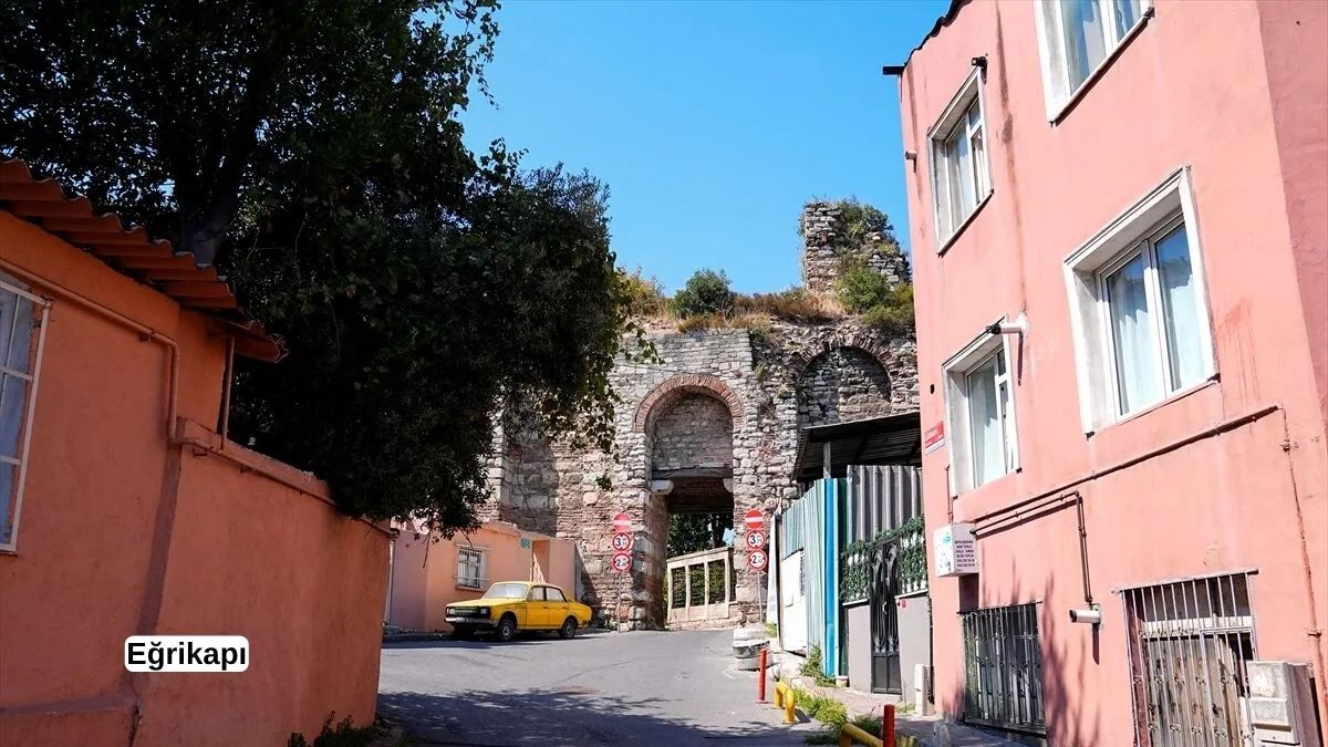 Eğrikapı, kuşatma anlatıları, sahabe kabirleri ve Bizans döneminden gelen adıyla İstanbul’un askeri ve kültürel geçmişine ışık tutuyor. (Foto: AA)