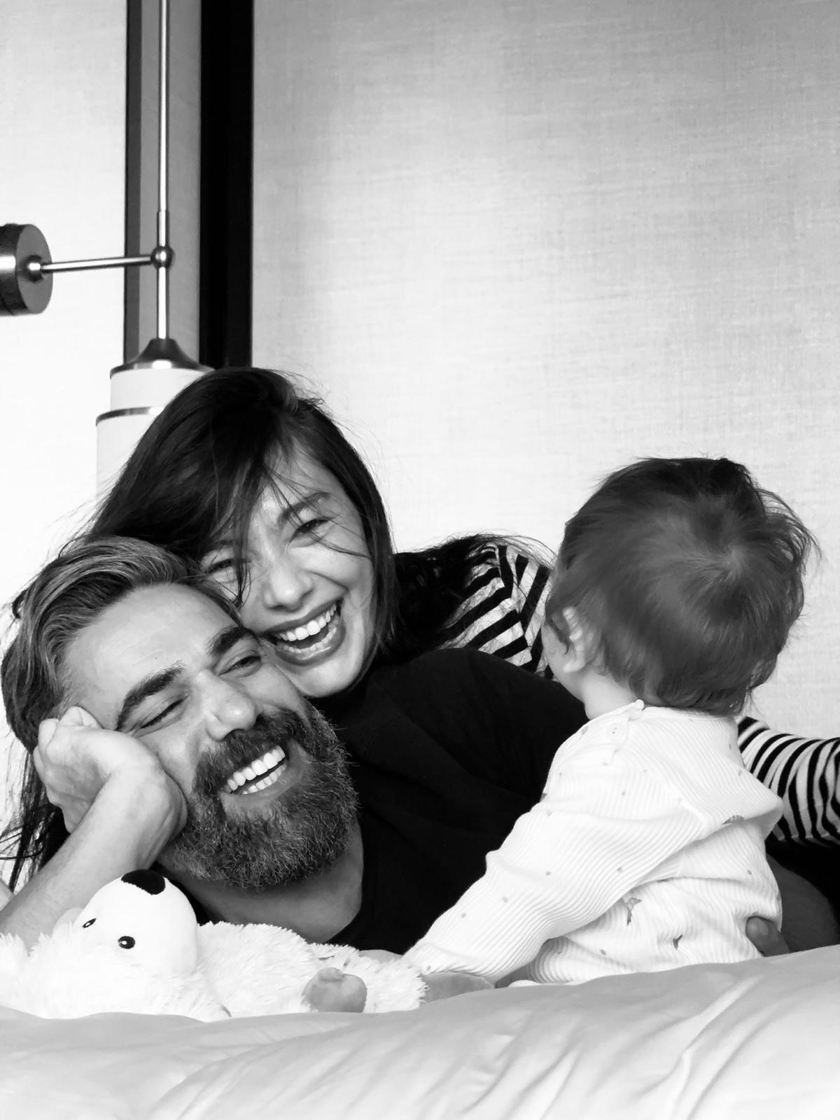 Neslihan Atagül'ün aile pozu.