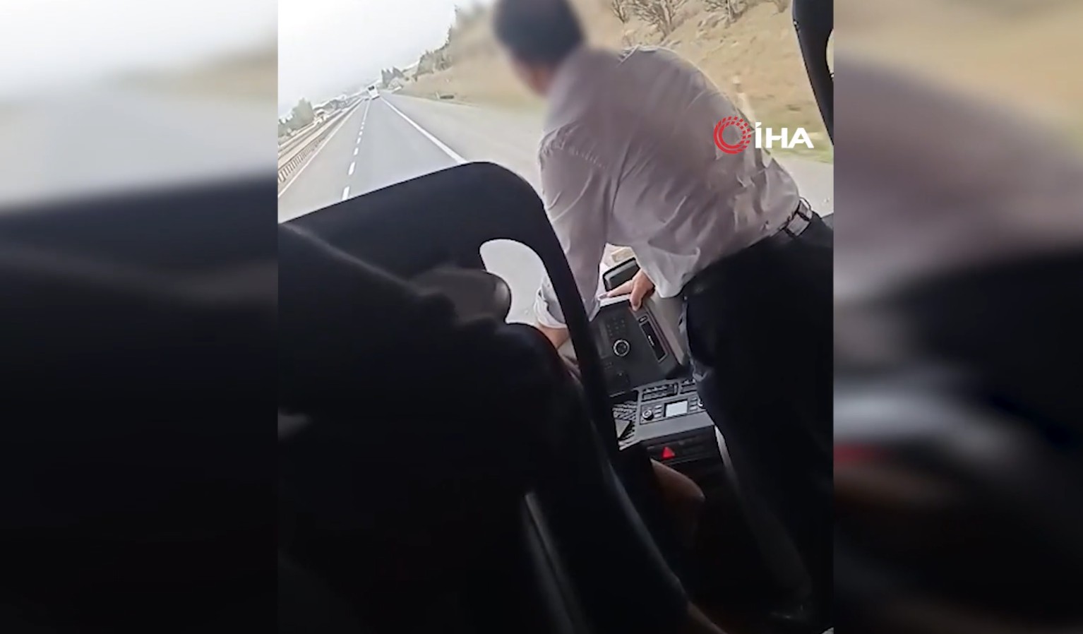1791811962529.jpeg Katliam gibi kazalar ders olmadı: Seyir halindeki otobüste şoför değiştirdiler! Skandal kamerada-1