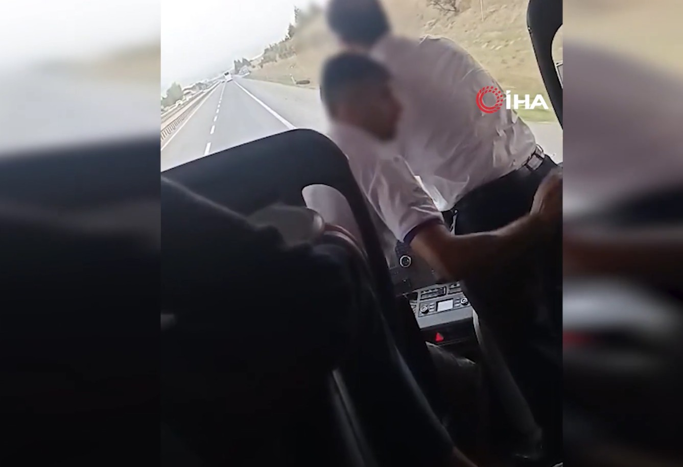 1791811990734.jpeg Katliam gibi kazalar ders olmadı: Seyir halindeki otobüste şoför değiştirdiler! Skandal kamerada-2