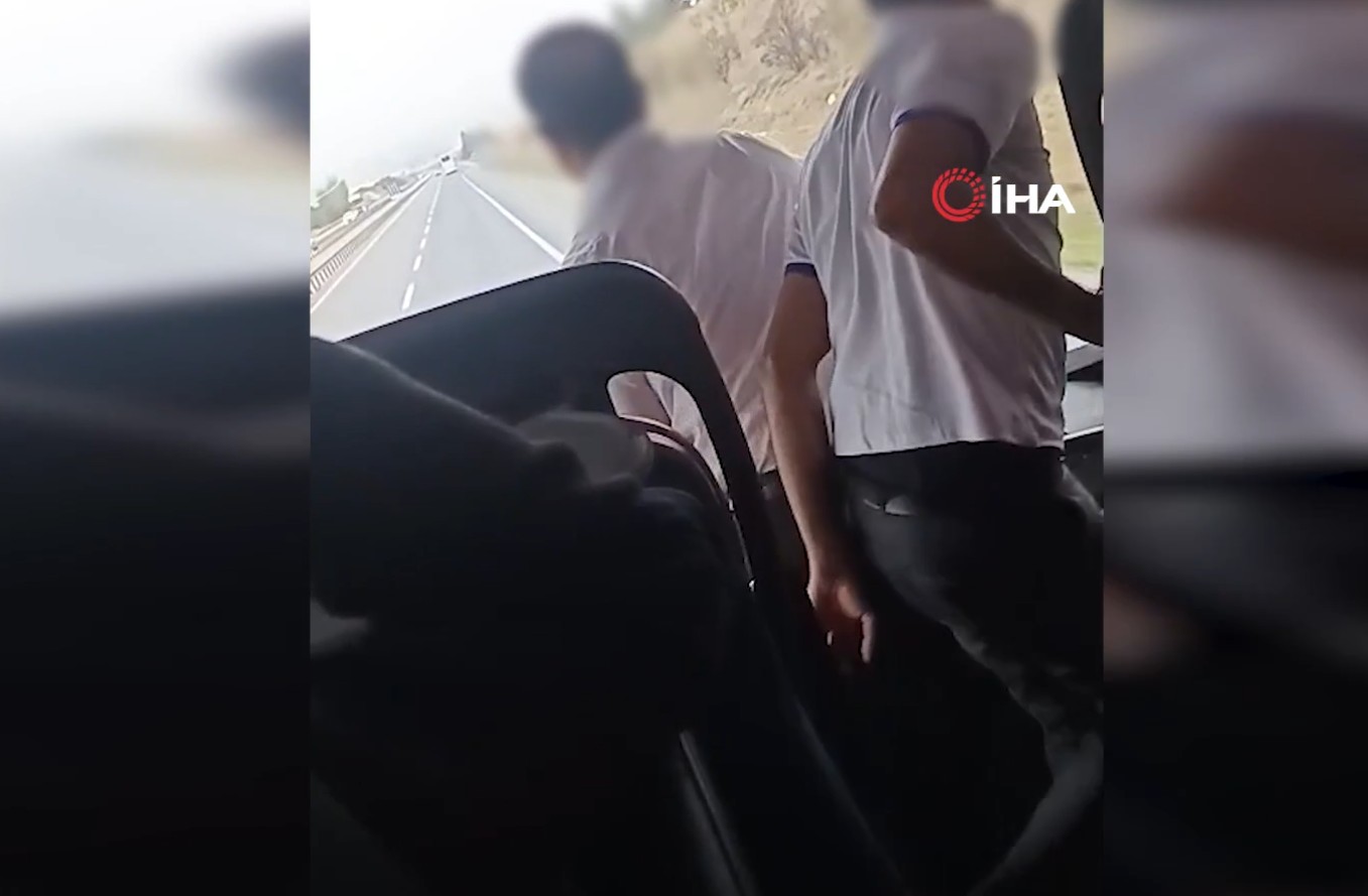1791812005899.jpeg Katliam gibi kazalar ders olmadı: Seyir halindeki otobüste şoför değiştirdiler! Skandal kamerada-3