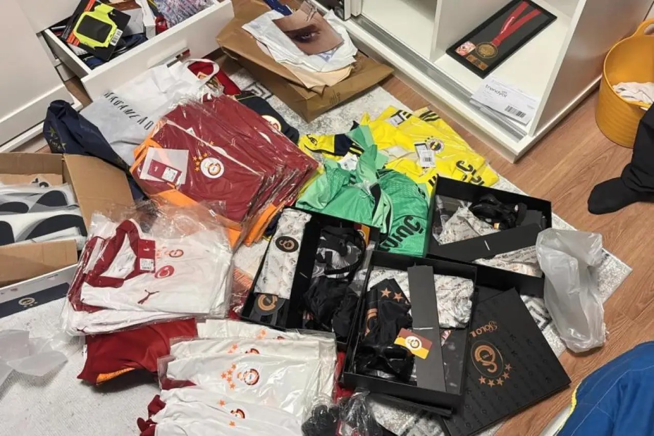 galatasaray-barcelona-maci-oncesi-karaborsa-operasyonu-1791786966423.jpeg Galatasaray-Barcelona maçı öncesi karaborsa operasyonu: 9 gözaltı-1