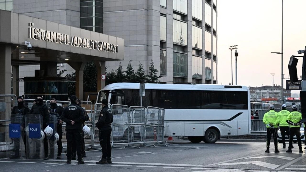 galatasaray-barcelona-maci-oncesi-karaborsa-operasyonu-1791786988368.jpeg Galatasaray-Barcelona maçı öncesi karaborsa operasyonu: 9 gözaltı-2