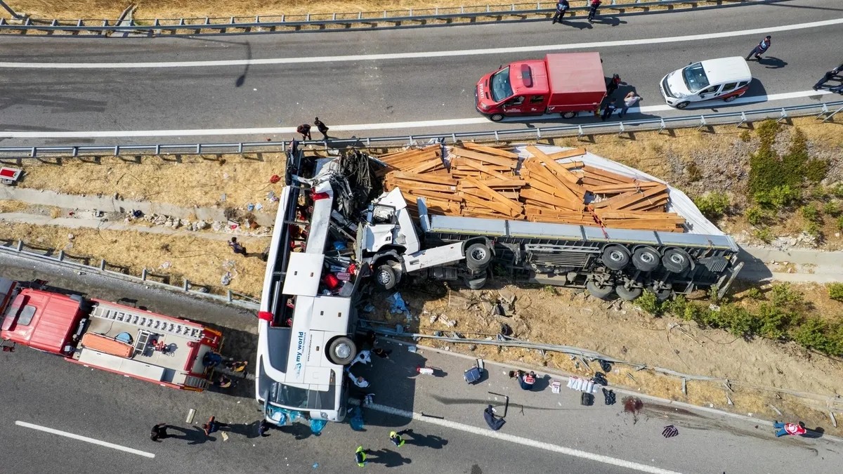 Eşini kazada kaybeden Süleyman Eryılmaz, otobüsün geri manevra yaptığını söyledi. (Foto: AA)