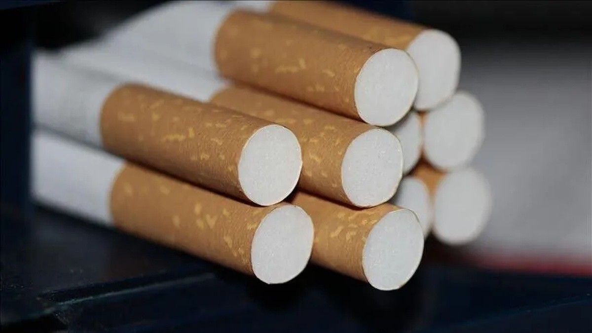 Yeni yasa teklifi taslağına göre sigara almak isteyenlerin 18 yaşını doldurup doldurmadığı dijital sistemle kontrol edilecek.