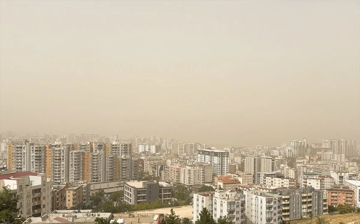 Toz taşınımının etkili olduğu bölgelerde görüş mesafesinde azalma ve hava kalitesinde düşüş yaşanabilir. (Foto: AA)