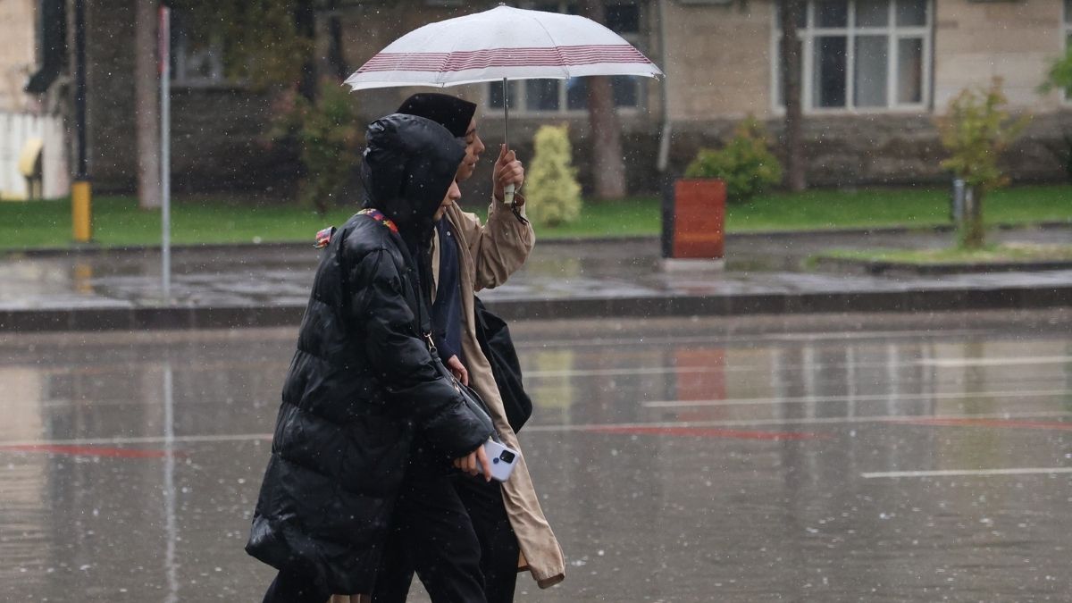 Yağış sırasında yıldırım, ani sel ve su baskını gibi risklerin artabileceği belirtiliyor. (Foto: Takvim foto arşivi)