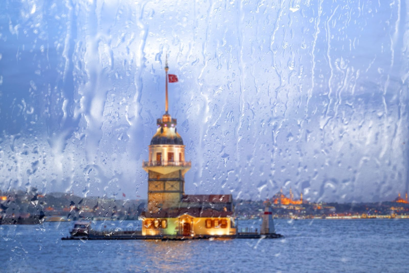 İstanbul’da çarşamba günü saat 09.00’dan itibaren saatte 80 kilometreye ulaşabilen fırtına ve kuvvetli sağanak yağış beklenirken, bazı ilçelerde metrekareye 70 kilogram yağış düşeceği tahmin ediliyor. (Foto: Takvim foto arşivi)