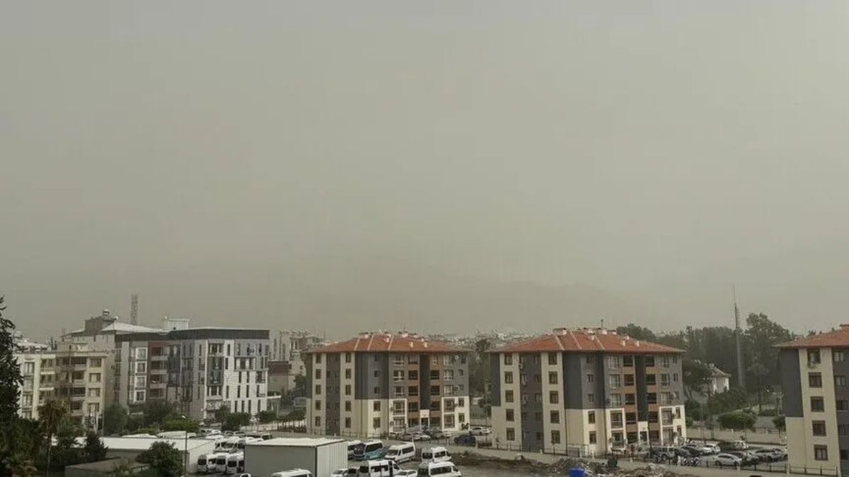 Hatay’da Suriye üzerinden gelen toz taşınımı görüş mesafesini ve hava kalitesini düşürürken, etkisinin yarın da sürmesi bekleniyor. (Foto: AA)