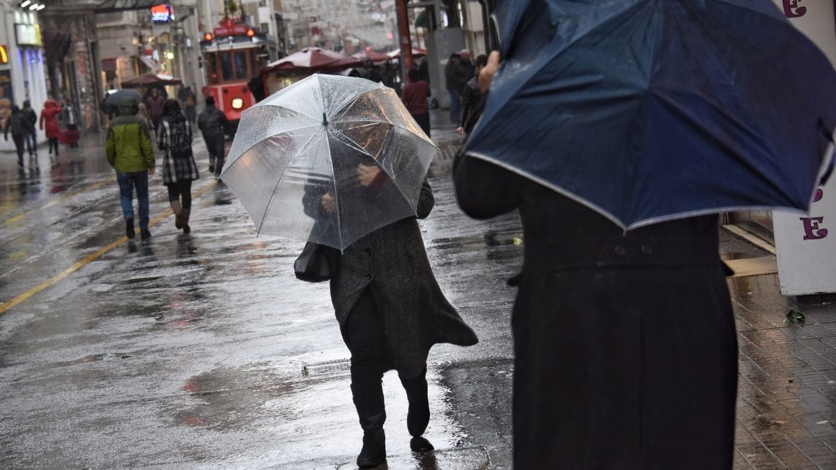 İstanbul’da hava sıcaklıklarının düşmesiyle birlikte yağışlı ve serin hava daha fazla hissedilecek. (Foto: Takvim foto arşivi)