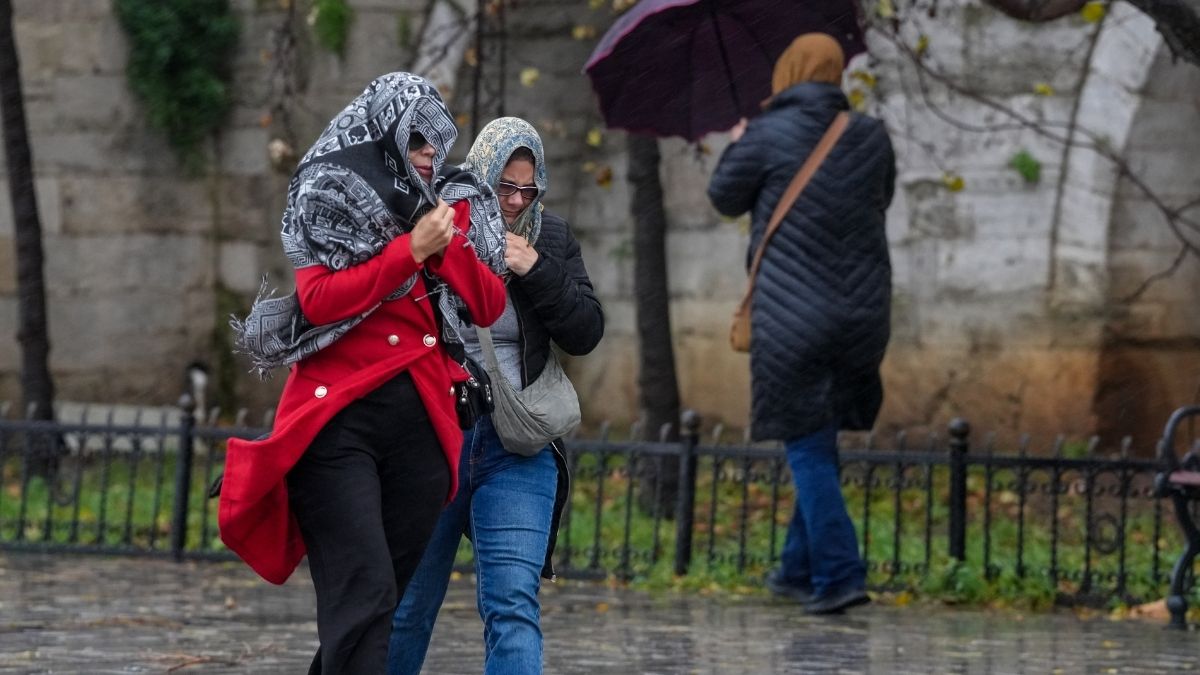 Sağanakla birlikte etkili olması beklenen fırtınaya karşı vatandaşların tedbirli olması isteniyor. (Foto: Takvim foto arşivi)