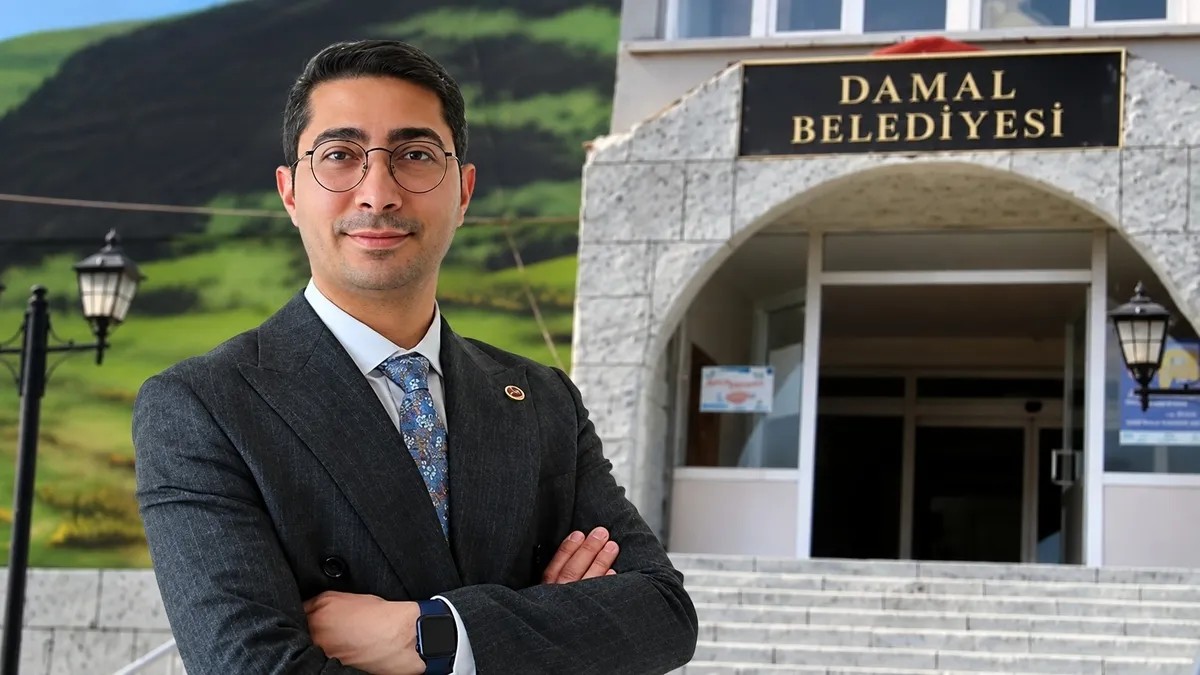 Damal Belediye Başkanı Kemal Çamliyurt, rüşvet alma suçlaması kapsamında tutuklanmasının ardından görevden uzaklaştırıldı. (Foto: Yapay zeka ile birleştirilmiştir.)