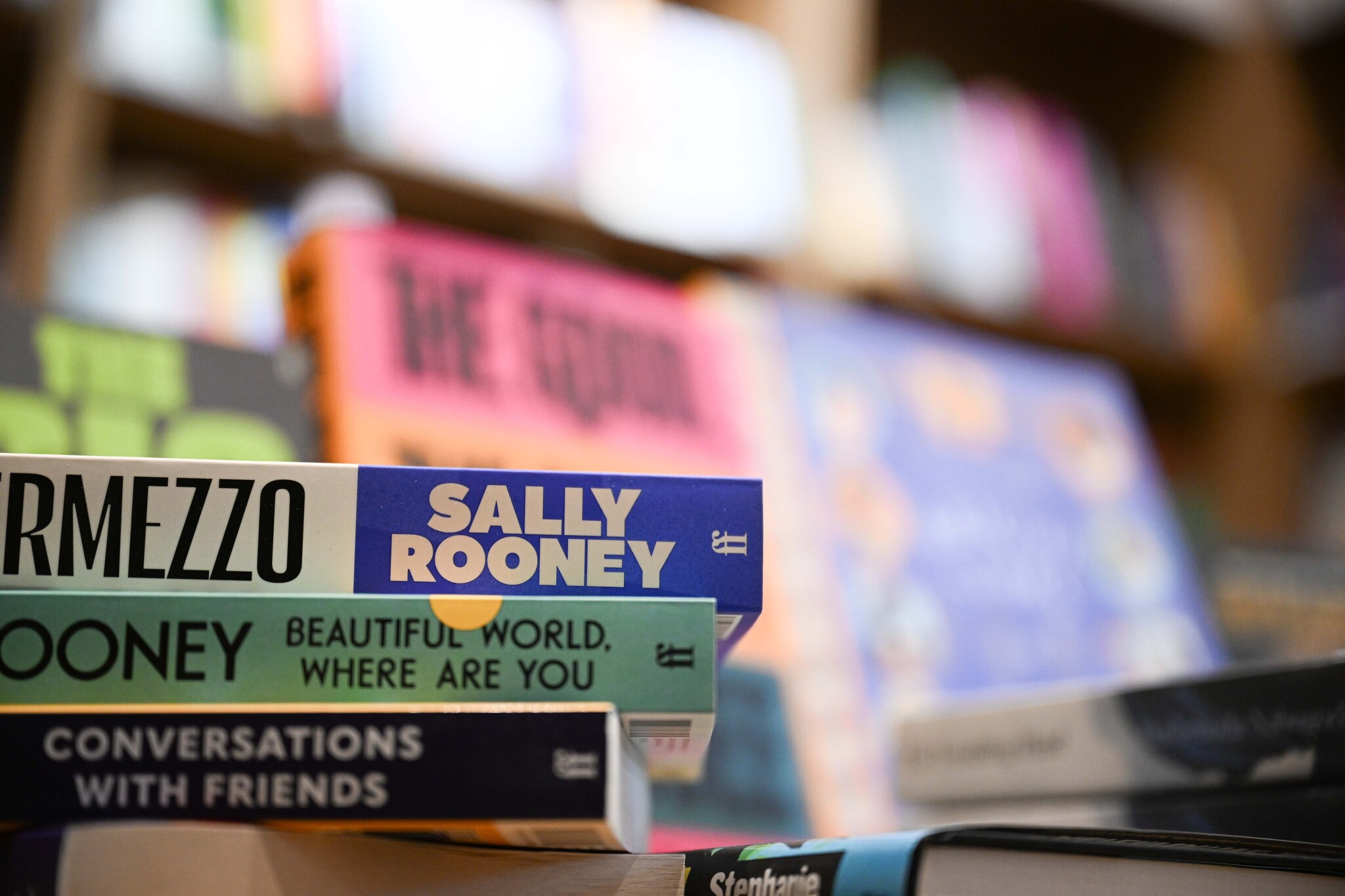 filistine-destek-veren-yazar-sally-rooneye-ingiltereden-baski-1792155072830.jpeg Filistin'e destek veren yazar Sally Rooney'e İngiltere'den baskı! Kitaplarını satıştan çekmek zorunda kaldı-2