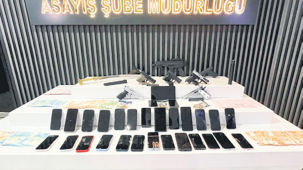 Operasyonda silahlar, uyuşturucu maddeler ve dolandırıcılıkta kullanıldığı değerlendirilen cep telefonları ele geçirildi.